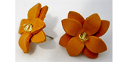 Flotte håndlavede øreringe med læder blomst i orange retro. Bestilles på www.loveurhome.dk med billig og hurtig fragt.