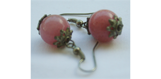 Flotte enkle øreringe med perle af sten i gammel rosa. Bestilles på www.loveurhome.dk med billig og hurtig fragt. 50-001