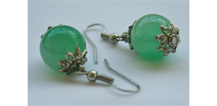 Flotte enkle øreringe med perle af sten i grøn. Bestilles på www.loveurhome.dk med billig og hurtig fragt. 50-002